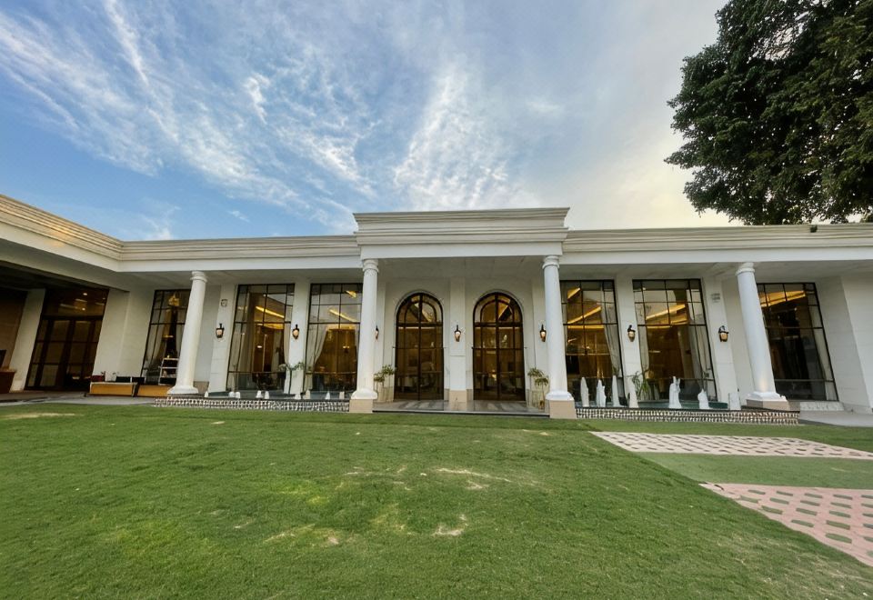 Entrance of Kingston Resort in Kanpur